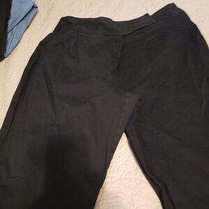 Briggs New York Black Capris